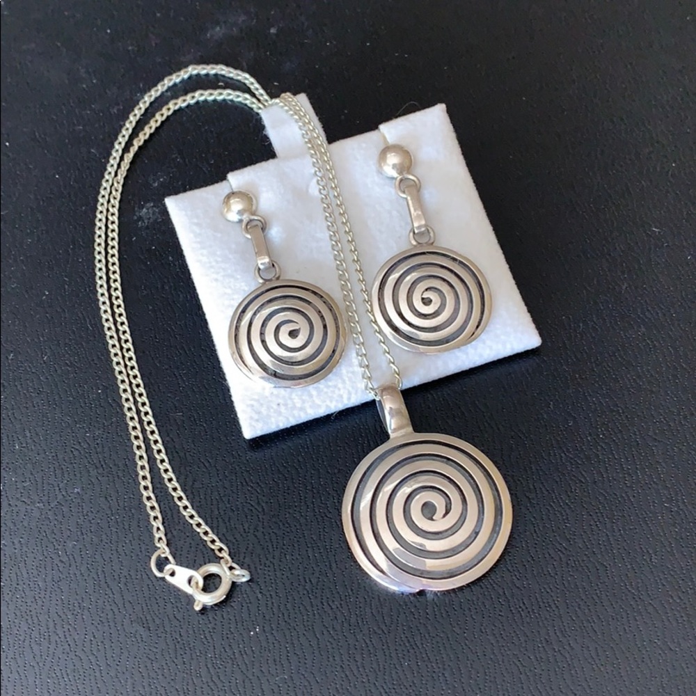 Jewelry - Picture 2 of 2